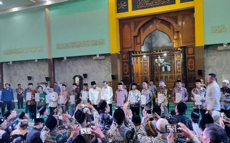 Serahkan Seribu Sertifikat Wakaf di Sidoarjo, Jokowi: Biar Dilanjutkan Pemimpin Selanjutnya