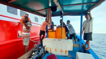 حركة باسارناس سورونغ السريعة تخلي إنكا مينا التي قذفت في بحر راجا أمبات ، وتم إنقاذ 10 من أفراد الطاقم