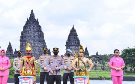 Di Candi Prambanan, Kapolri Bagi-bagi Bansos Bagi Pekerja Seni DIY Terdampak Pandemi