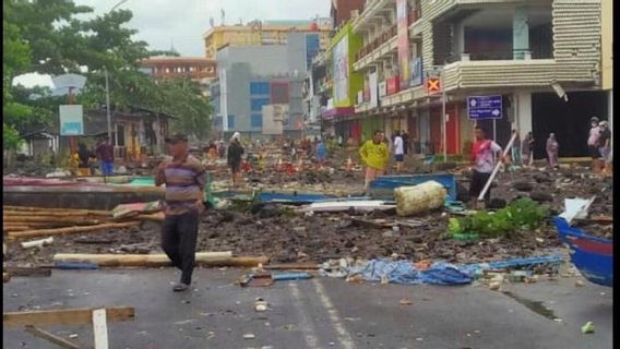 Manado Hari Ini: Banyak Perahu Terhempas ke Daratan, Jalanan Penuh Sampah-Batu Usai Terjangan Ombak