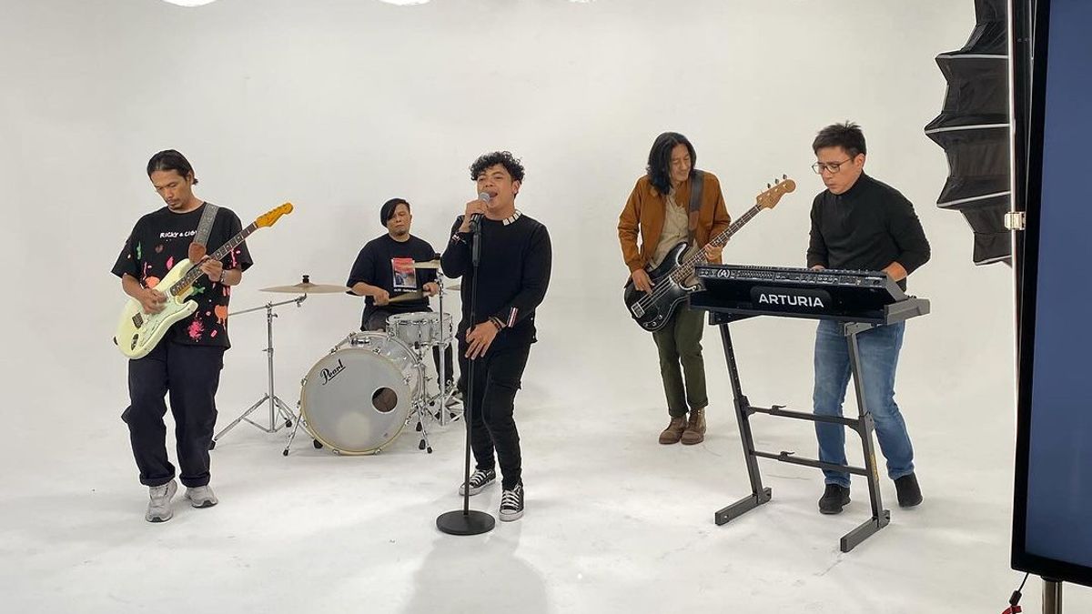 By The Hundreds Band Baru Reza And Lukman Release Single Perdana, Similar To NOAH?