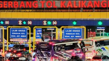 Antrean Kendaraan Pemudik di Gerbang Tol Kalikangkung Padat Merayap Malam Ini