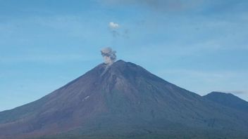 Pakar Vulkanologi: Hujan Picu Efek Botol Soda Perkuat Erupsi Semeru