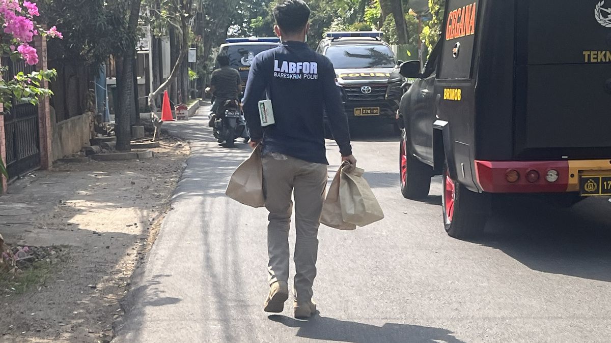 Puslabfor Polri在离开Setiabudi爆炸现场后带来了3袋可克拉特色袋