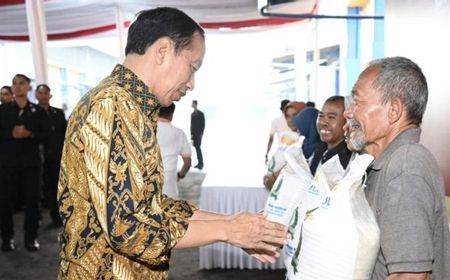 Bagikan Bansos di Sleman, Jokowi Beralasan Harga Beras Sedang Naik