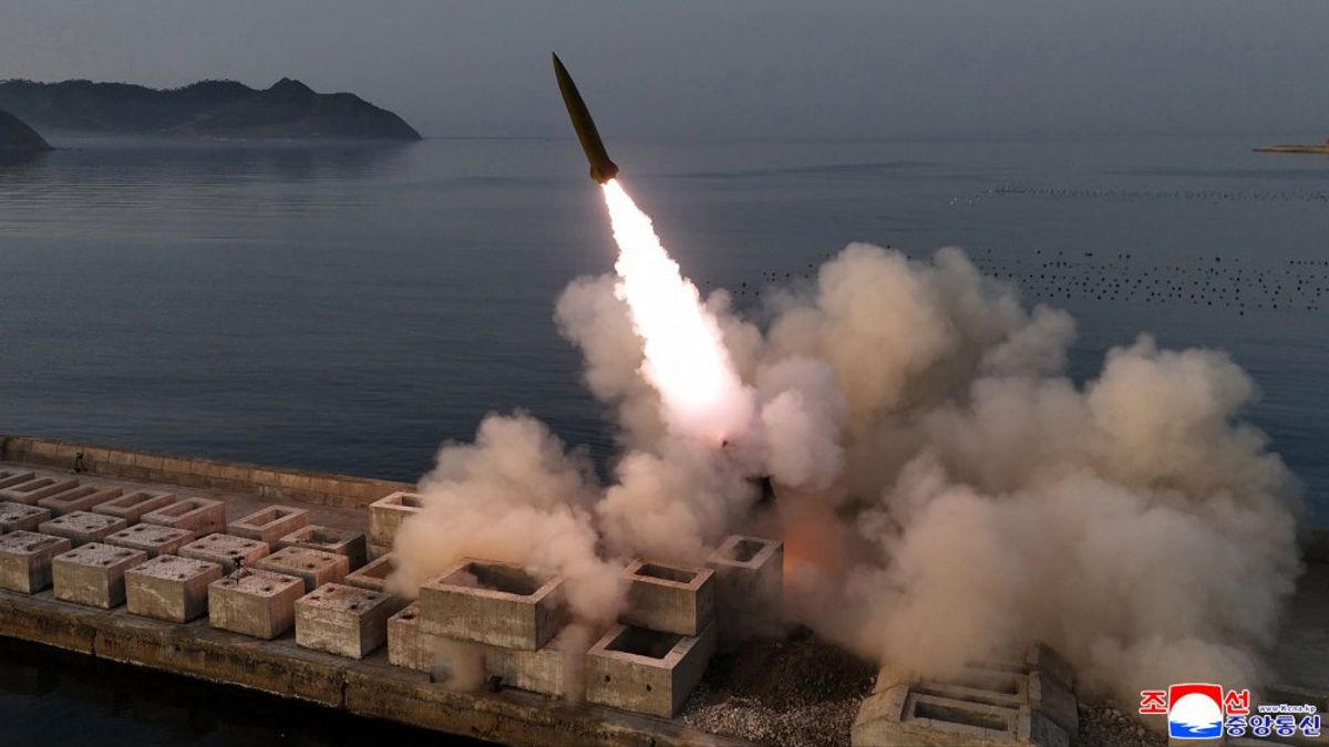 Korea Utara Luncurkan Rudal Balistik dan Roket Artileri ke Laut Barat