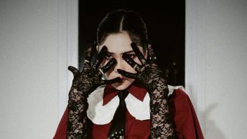 イサナ・サラスヴァティ、2026年ジャズ・ムンジャ・ブロモで演奏