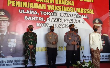 Bersama Mas Gibran Tinjau Vaksinasi COVID, Kapolri Listyo: Alhamdulilah, Warga Antusias