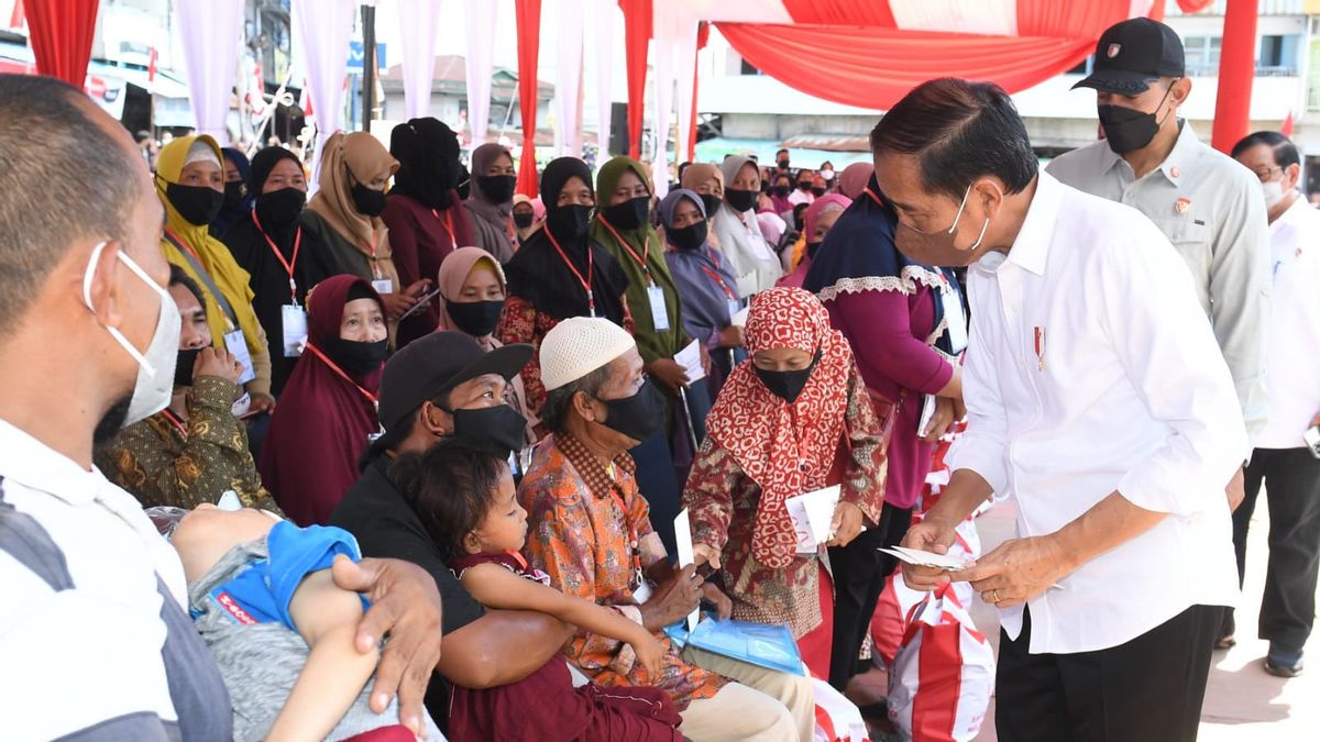Jokowi's Promise When Providing PKH Assistance: If There Is More APBN, We Will Add It