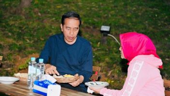 Jokowi Santap Malam Bakmi Godog Bareng Iriana di Tengah Alam IKN