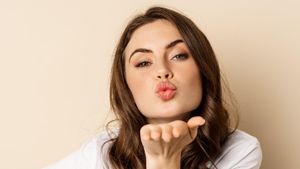 7 Cara Memerahkan Bibir Secara Alami agar Tampak Merona Tanpa Makeup