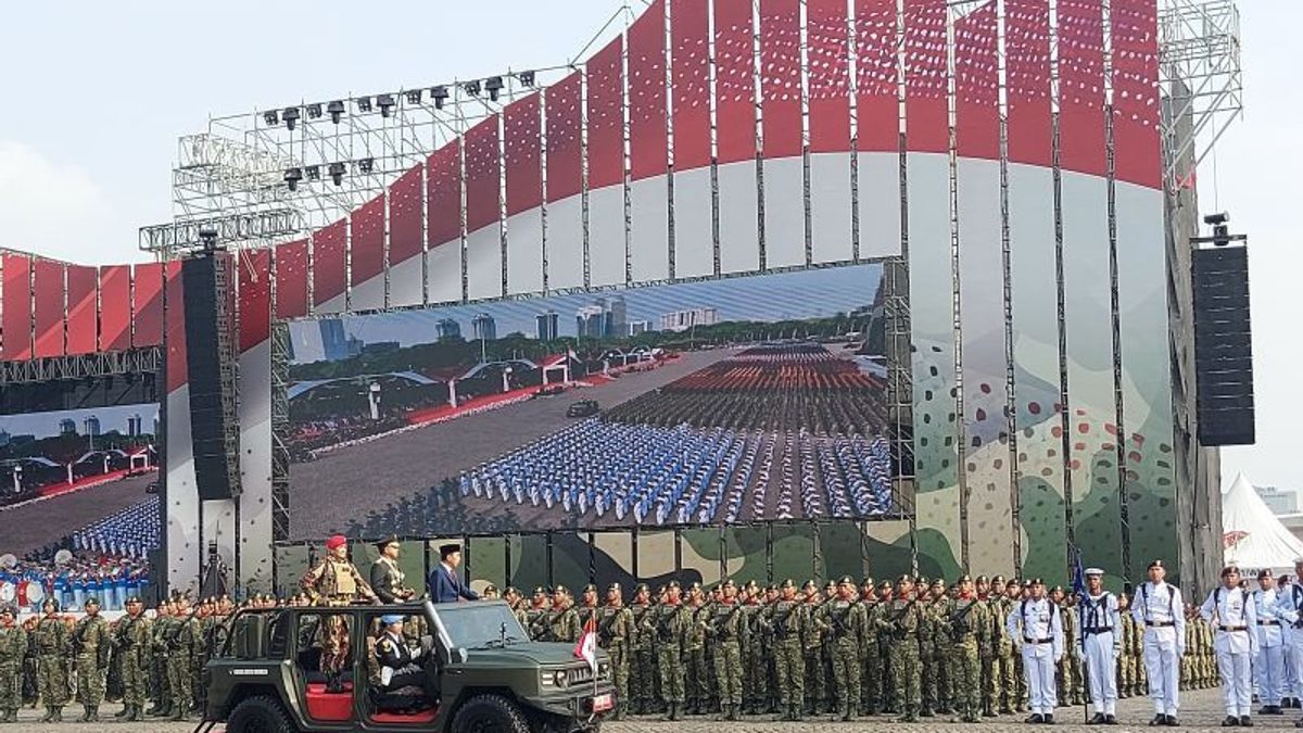 佐科威总统在第一夫人伊里亚娜的陪同下,在莫纳斯主持了印尼国民军成立79周年的纪念仪式