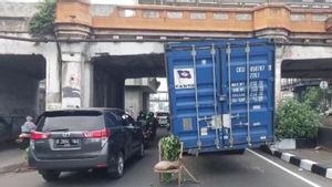 Sudah Diperingatkan Masih Nekat Melintas, Truk Kontainer Tersangkut di Kolong Jembatan Rel Kereta Jatinegera