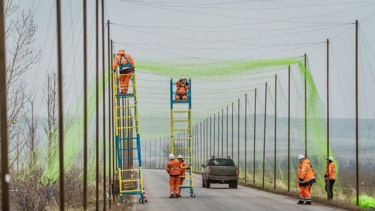 Tangkis Teror Rusia, Ukraina Bangun Jaring Anti-Drone di Atas Jalan Raya