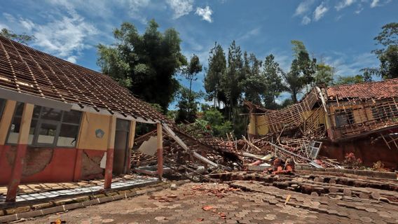   Pemerintah Bakal Relokasi Puluhan Rumah Terancam Longsor di Bandung Barat