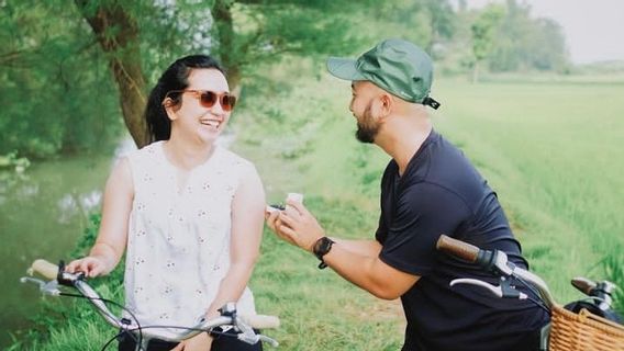 Unggahan Pertama Rachel Amanda Pasca Nikah, Dilamar Suami di Pematang Sawah 