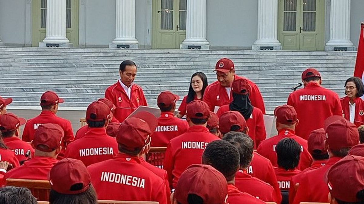 Accompanied By The Minister Of Youth And Sports, Jokowi Hands Over A Total Bonus Of 320.5 Billion For ASEAN Para Games Athletes