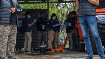 西爪哇地区警方在处理梳邦母亲死亡案件的犯罪现场时介绍了达努嫌疑人。