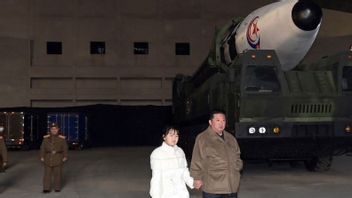 Foto Putri Kim Jong-un Diperkenalkan ke Dunia Ketika Digandeng Sang Ayah Lihat Sangarnya Rudal Balistik