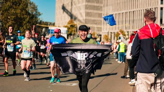 Marque des soins masculins éduqués pour les fugitifs indonésiens jusqu’au marathon international