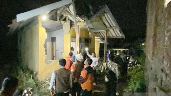 Pemkab Garut Sisir Rumah Warga yang Rusak Akibat Gempa Bandung