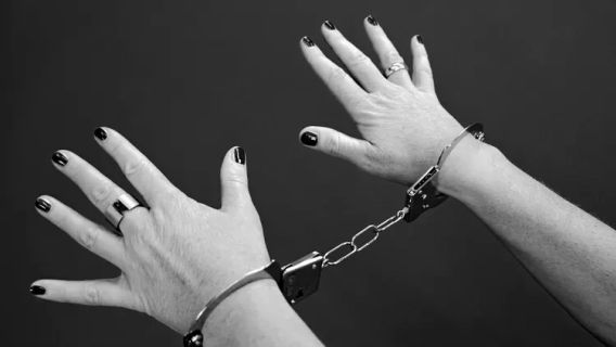 豚を食べるコンテンツによる冒の容疑者であるリナ・ムケルジーの拘留は、南スマトラ地域警察によって停止されました