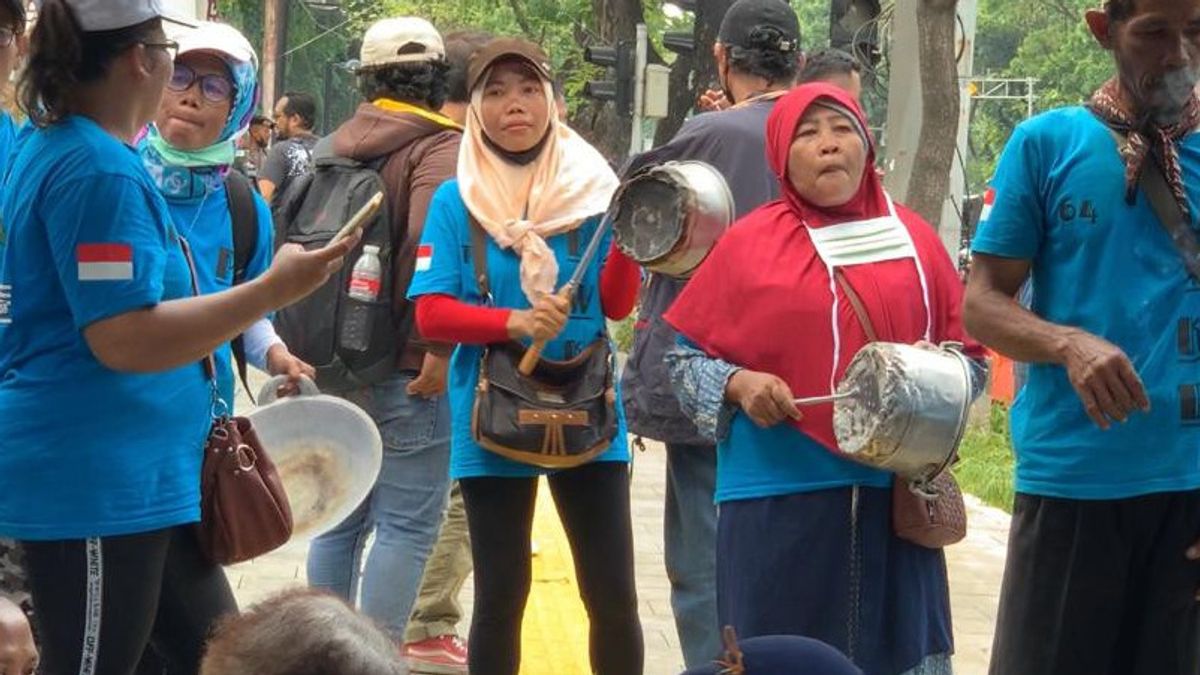 Residents Of Kampung Bayam Place Tents And Bring Fire At The Acting Governor Heru Office, What Do You Want?