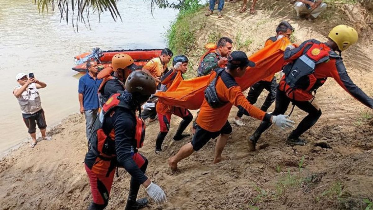 7 マラッカ海峡で洗い流されたタンカー船の犠牲者となった移住労働者、SARチームによる避難