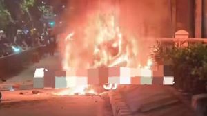 Honda Brio Tabrak Separator Busway Hingga Terbakar, Petugas: Sopir Diduga Mabuk
