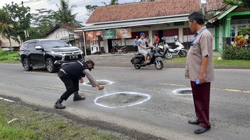 オートバイが事故を避けるように道路上の窪みをマークする警察のイニシアチブ