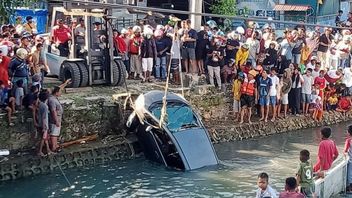 由一名女性驾驶，这辆本田爵士车在北苏拉威西岛包鲍市坠入大海