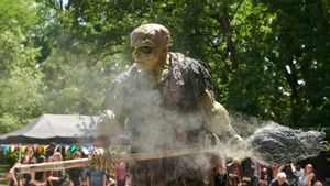 Review Film <i>The Toxic Avenger</i>: Peter Dinklage Jadi Gila Karena Pahlawan