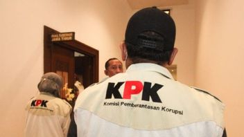 KPK تجلب المستندات إلى المنزل إلى الأدلة الإلكترونية من مساحة عمل Khofifah-Emil Dardak
