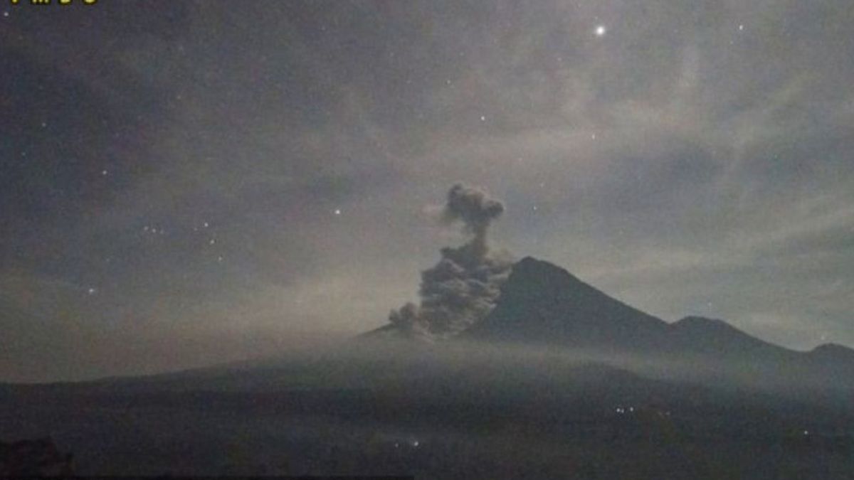    Gunung Semeru Erupsi Disertai Luncuran Awan Panas Sejauh 4,5 Km
