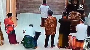 Pria Diduga Stress yang Pukul Imam Salat Maghrib di Masjid Pondok Gede Belum Diamankan