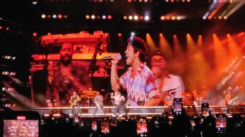 Bruno Mars And Band's Gimics Successfully Create Hysterical Female Spectators