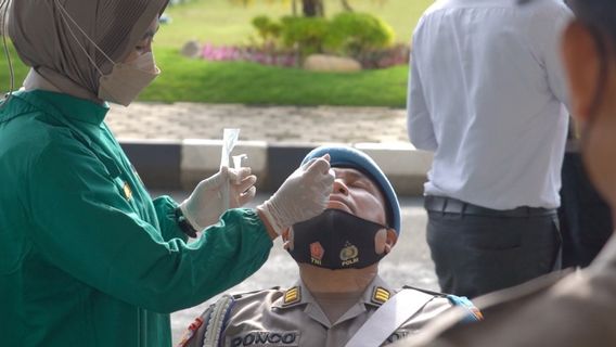 Anticipating Omicron, Hundreds Of Central Java Police Personnel Undergo Swab Tests