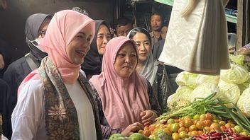 Atikoh Ganjar在Blusukan到Pasar Bareng时注意到基础设施