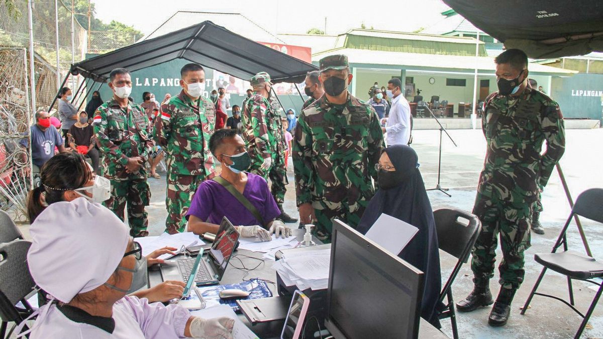 متحمس جايابورا السكان خلال TNI-PolriDa التطعيم غارة