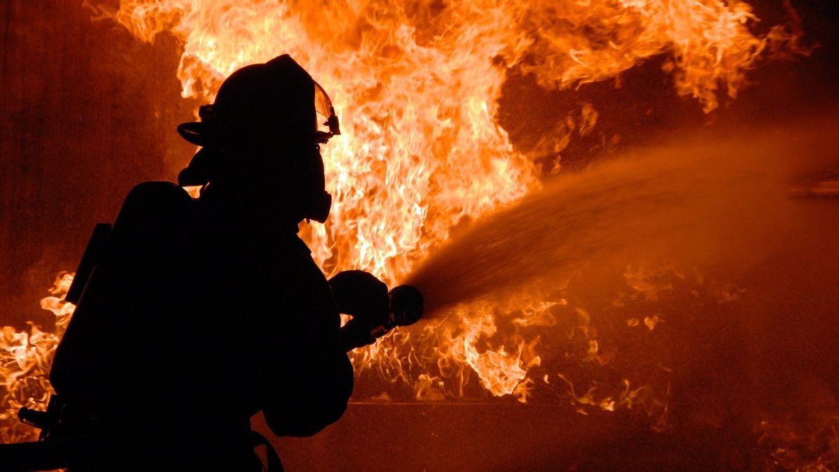 Fumée Noire Provient De La Ville De Senayan Plus Tard, Damkar: Incendie De Maison