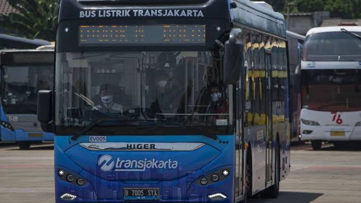Police Mediate TransJakarta Bus Collision Incident With Sedan In Pluit