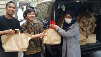 Heureux Citoyens Indonésiens En Hongrie Profiter Opor Et Ketupat Expéditions Ambassade