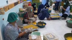 Produsen Kue Kering Mulai Kebanjiran Order Jelang Lebaran, Sehari Produksi 100 Stoples