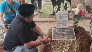 Tiba di Jakarta, Rano Karno Langsung Mengunjungi Makam Mak Nyak Aminah Cendrakasih