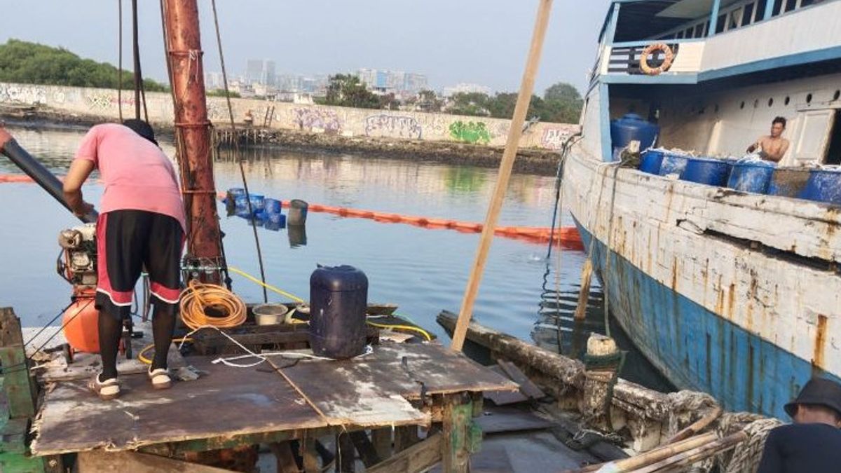 After The Fire, The Ministry Of Transportation Lifts The Framework Of The Sagam Berkah KLM Ship At Sunda Kelapa Port