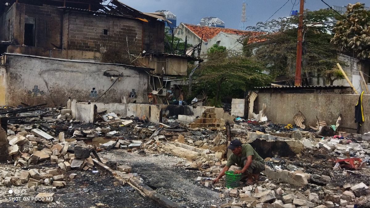 Suadi Mencari Potongan Besi Bekas di Reruntuhan Bangunan yang Terbakar di Gambir: 'Lumayan untuk Cari Rokok'