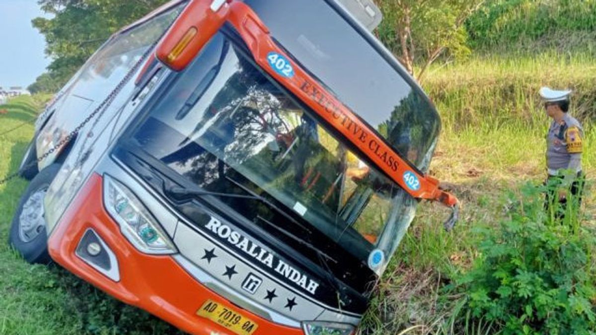 حادث حافلة روزاليا إنداه على طريق سيمارانغ - باتانغ تول ، يشتبه في أن السائق كان نائما