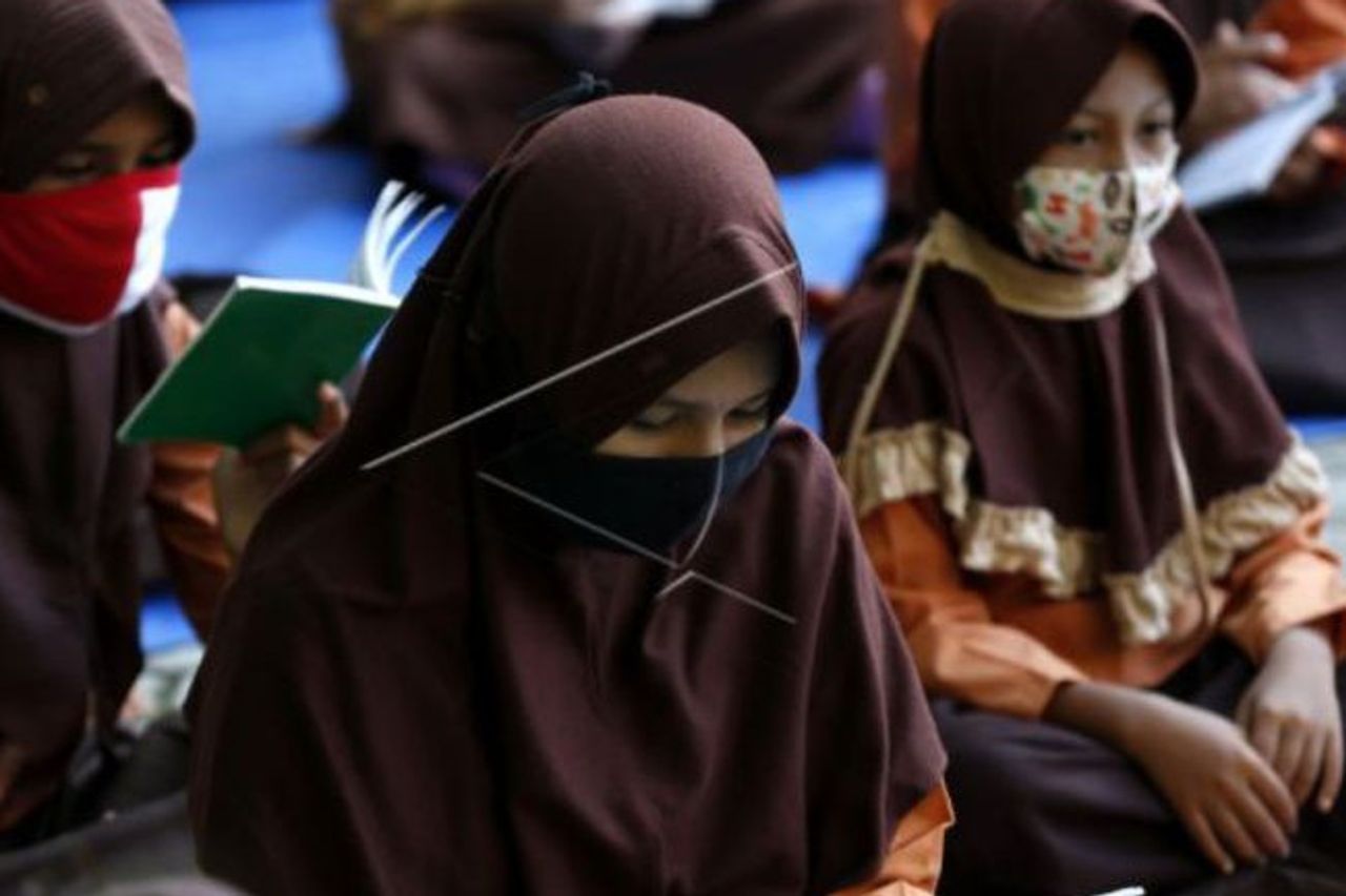 Disdikpora DIY:SMAN 1バンガンバントゥールは、女子学生にヘッドスカーフを着用させることを否定し、着用方法を例示するだけです