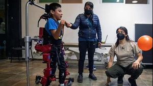 Berkat Robot Exoskeleton, Anak dengan <i>Cerebral Palsy</i> di Meksiko Kini Mampu Berjalan Sendiri