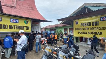 La police de Sumatra occidental ouvre le poste DVI des escaliers du mont Marapi, les familles des victimes piégées d’éruption arrivent